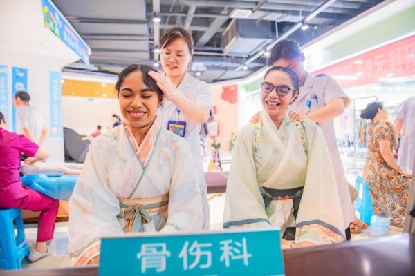 点石策略 在现场丨外国友人逛“运河大集”